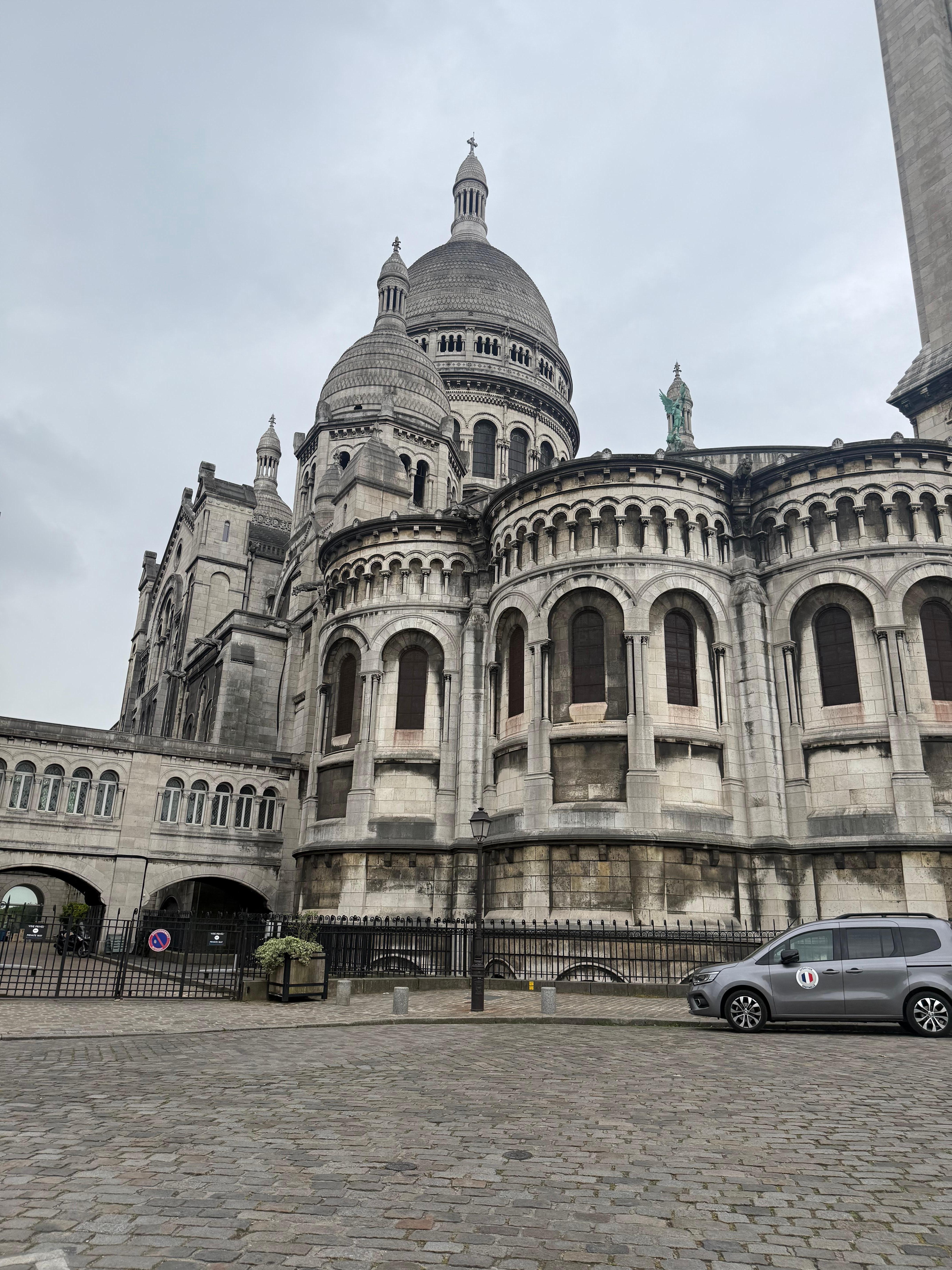 Igreja Sacré-Cœur próxima e a praça tem várias opções de comércios.