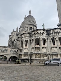 Igreja Sacré-Cœur próxima e a praça tem várias opções de comércios.