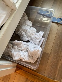 Biancheria sporca sotto il letto