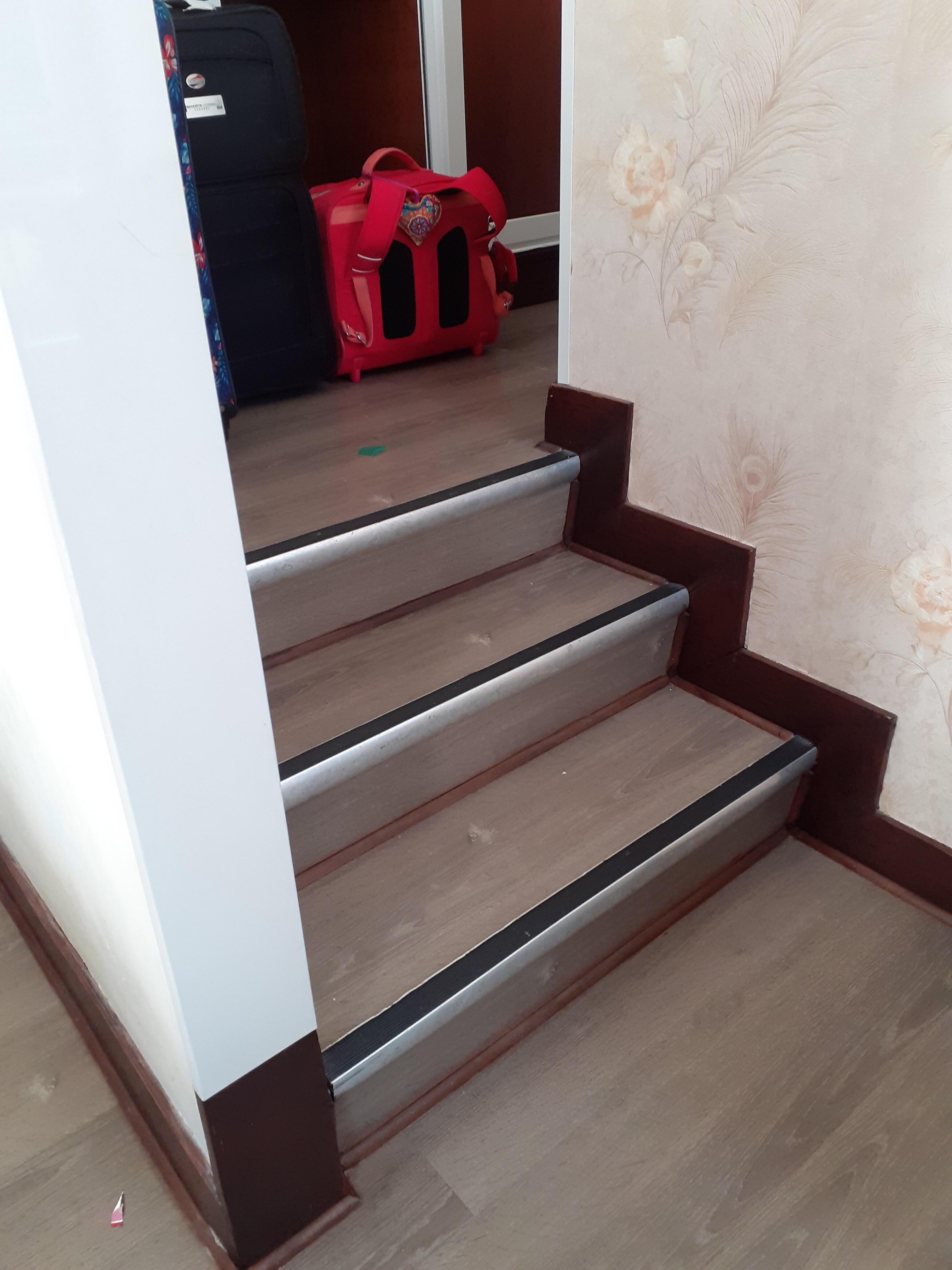 3 escalones al entrar a la recámara y 3 escalones para bajar a las camas o bien subirlos para ir al baño
