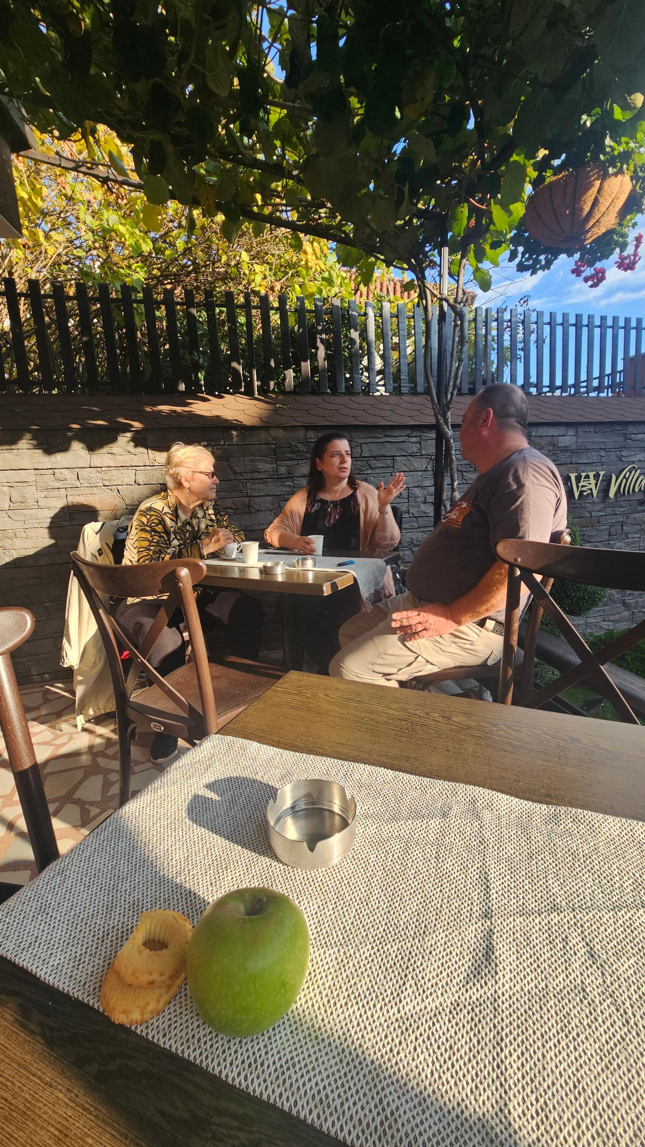 別墅門口樹下雅座