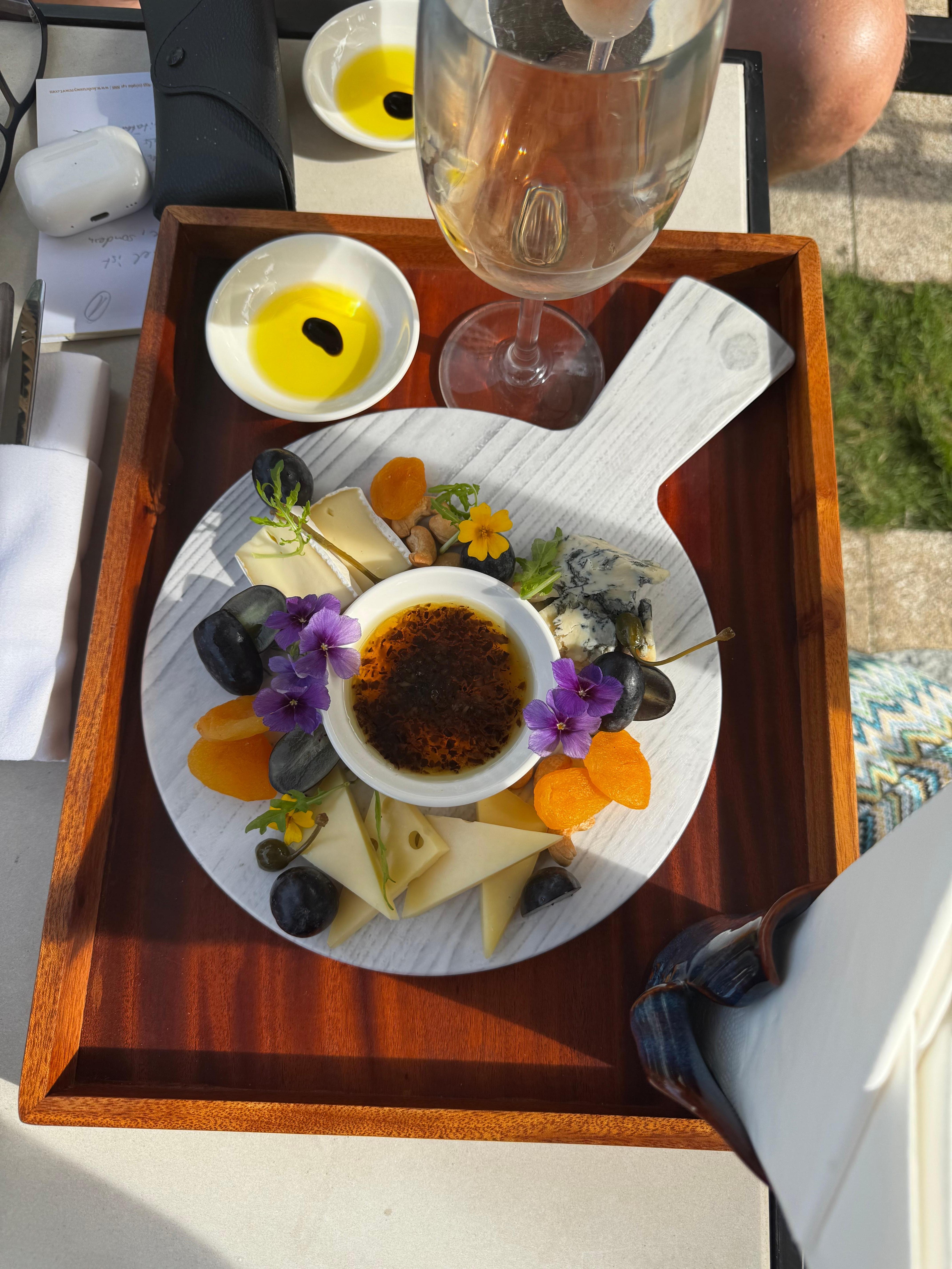 Rosé und Käse am Pool