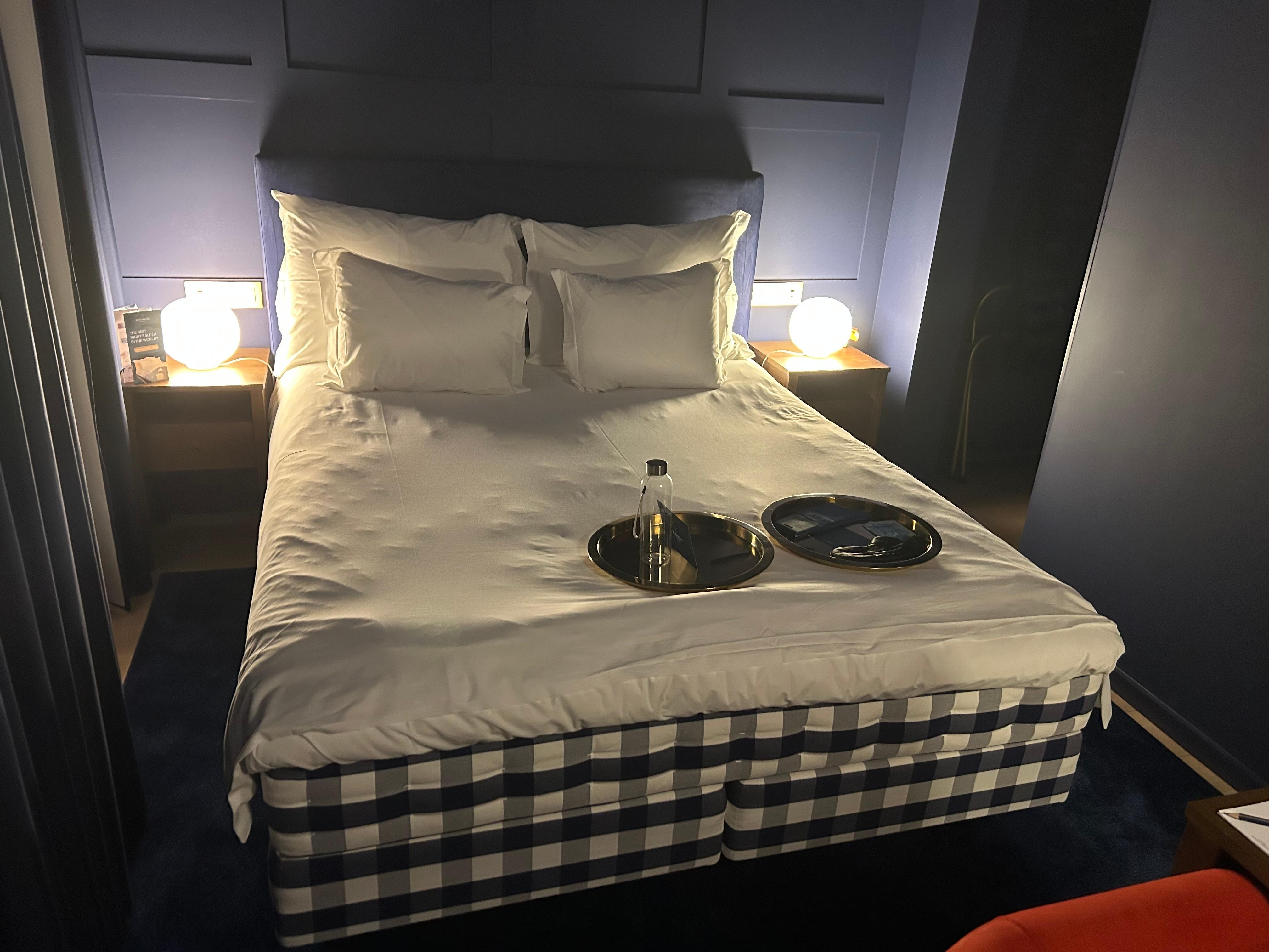 Sehr bequemes Bett mit toller Decke und Kissen 