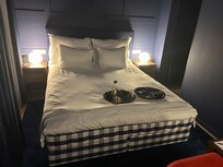 Sehr bequemes Bett mit toller Decke und Kissen