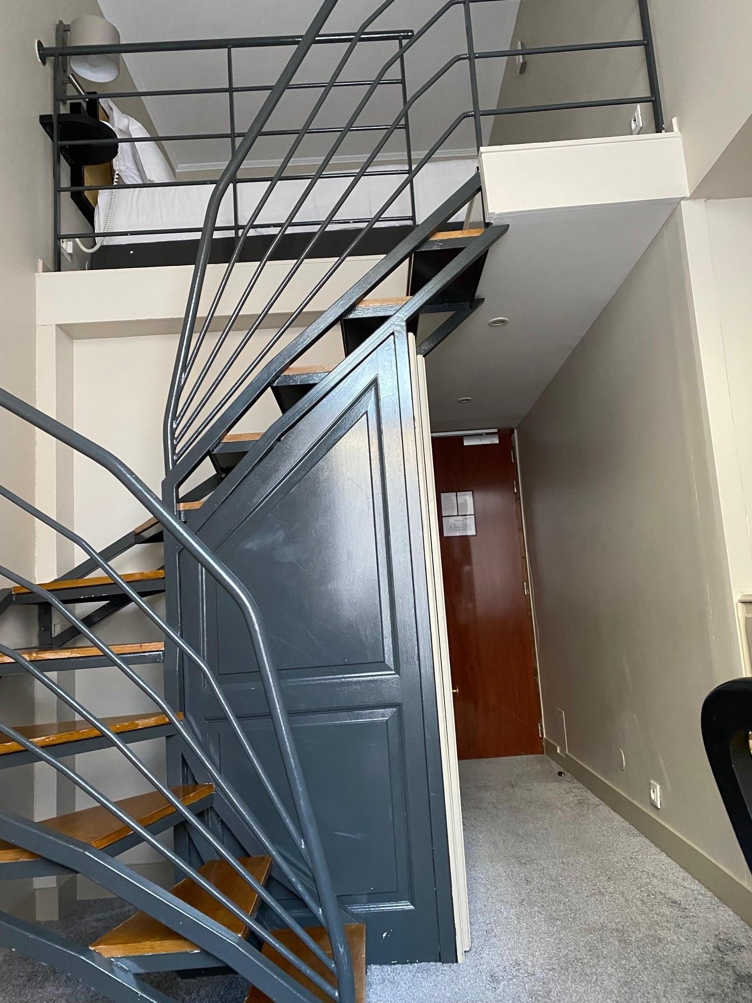 Hotellrommet, behagelig dobbelseng på hems