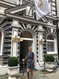 Meget smuk indgang til en mindre hotel med helt forskellige værelser med både stil og sjæl.