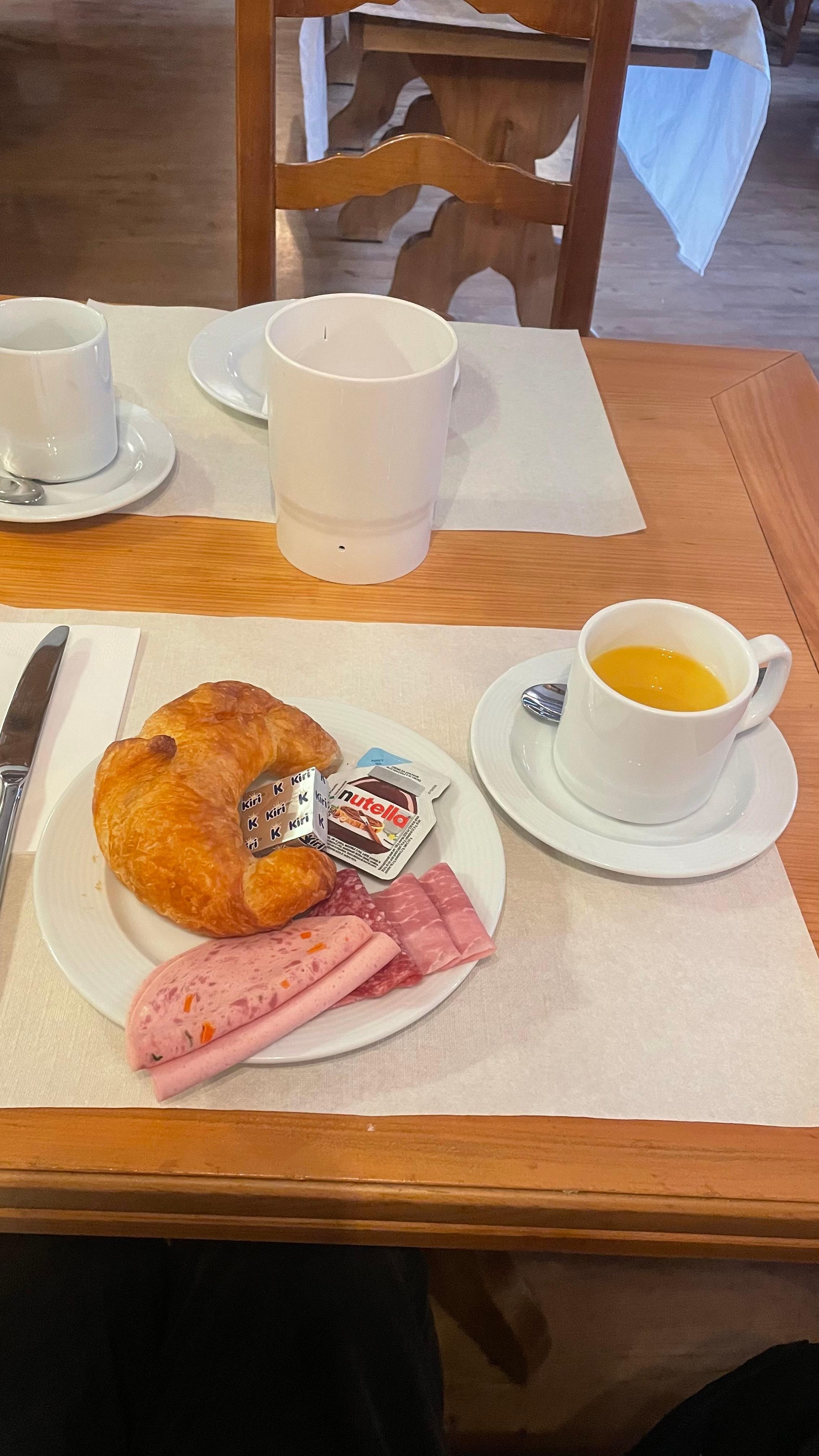 ビュッフェ形式の朝ごはん
スタッフの方にルームナンバーと名前を聞かれ、紅茶を出してくれました。