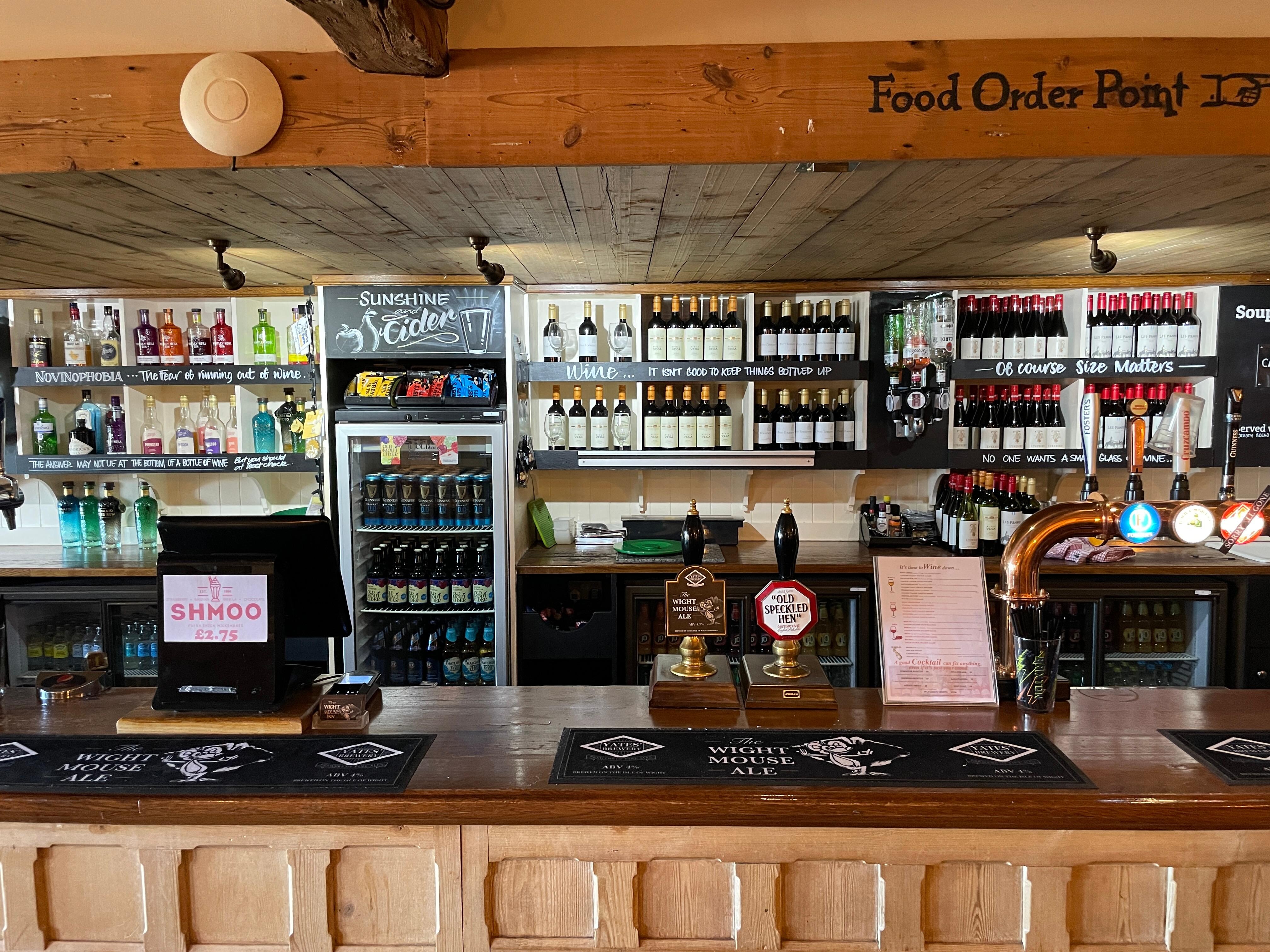 Gut ausgestattete Bar