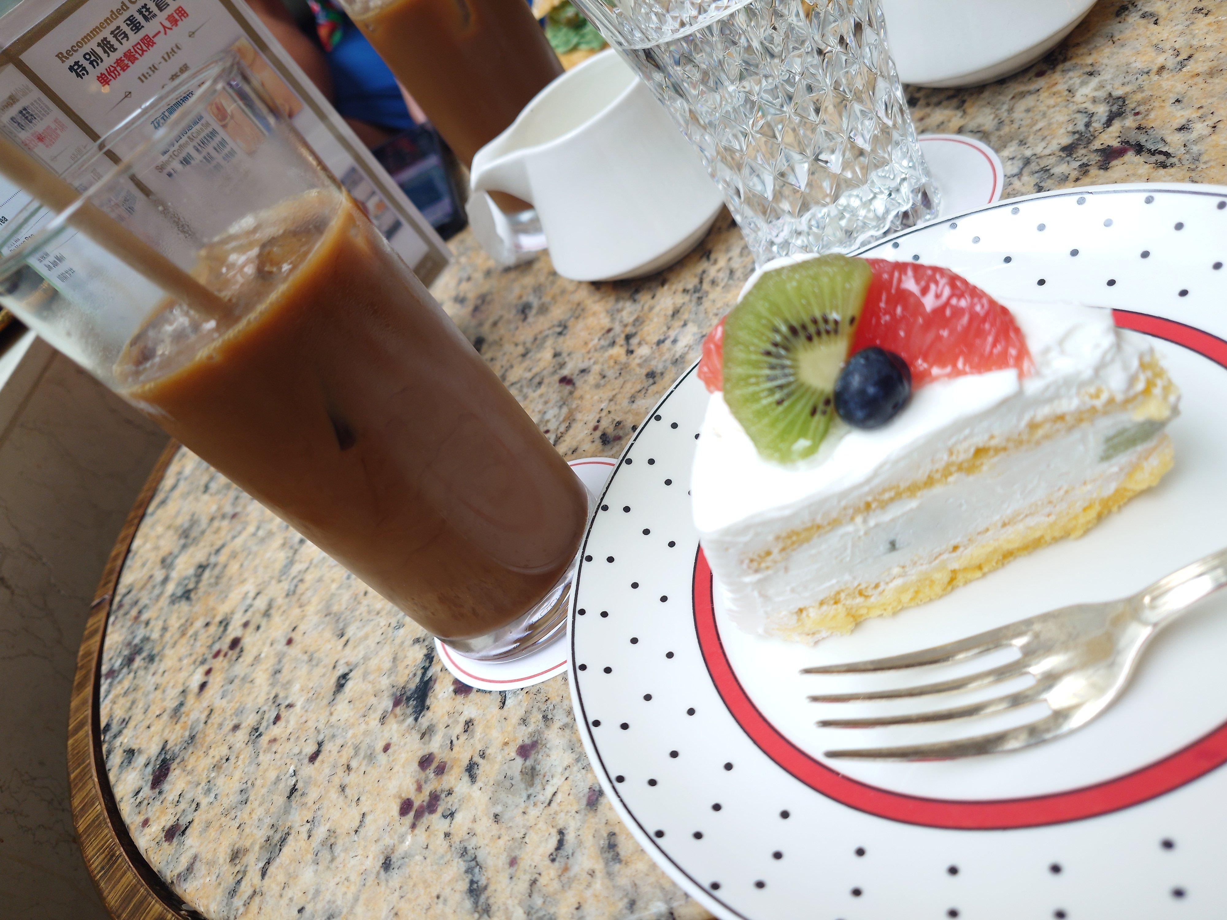 カフェのケーキは甘すぎず美味しい
