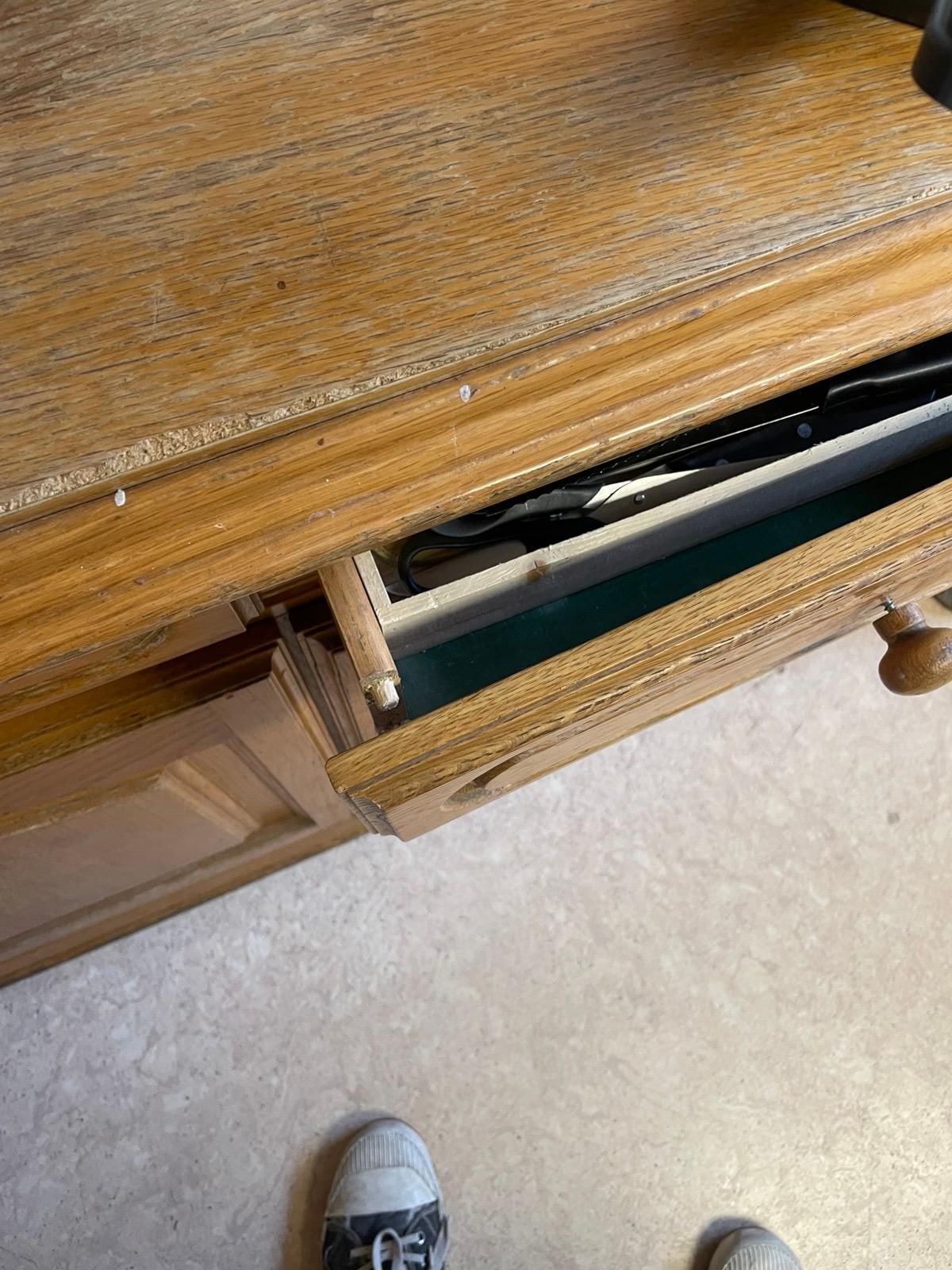 Kaputte Schublade in der Küche./ Bringt Gefahr. 