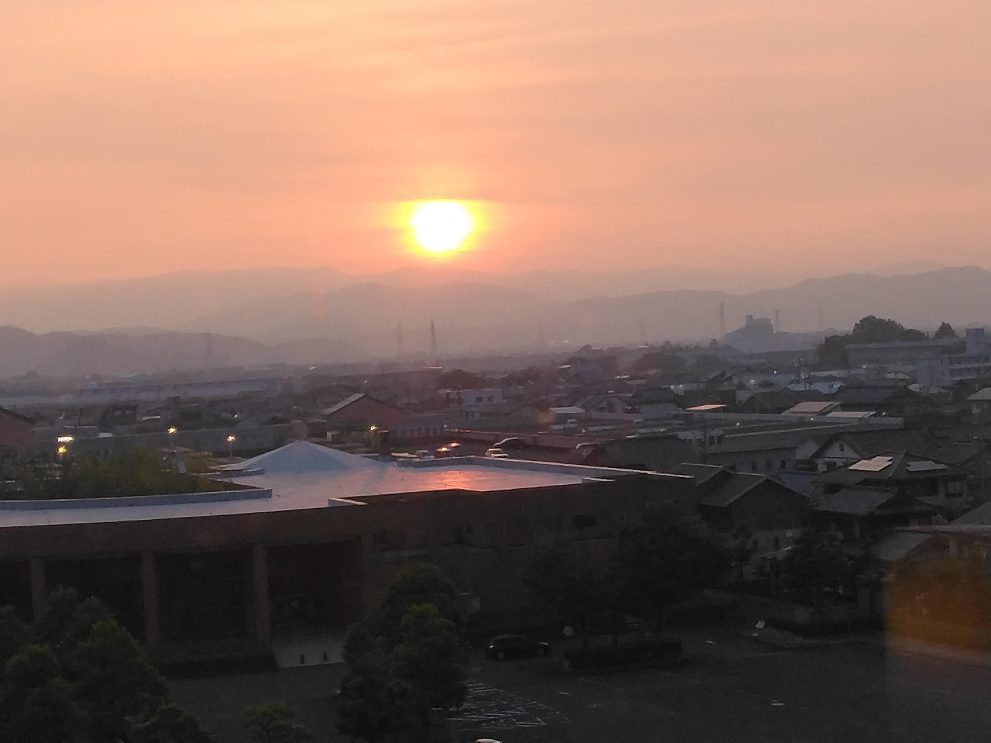 部屋からみた夕日