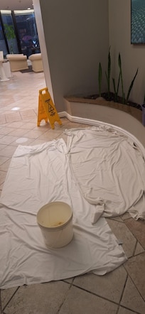 Goteiras no corredor do hotel