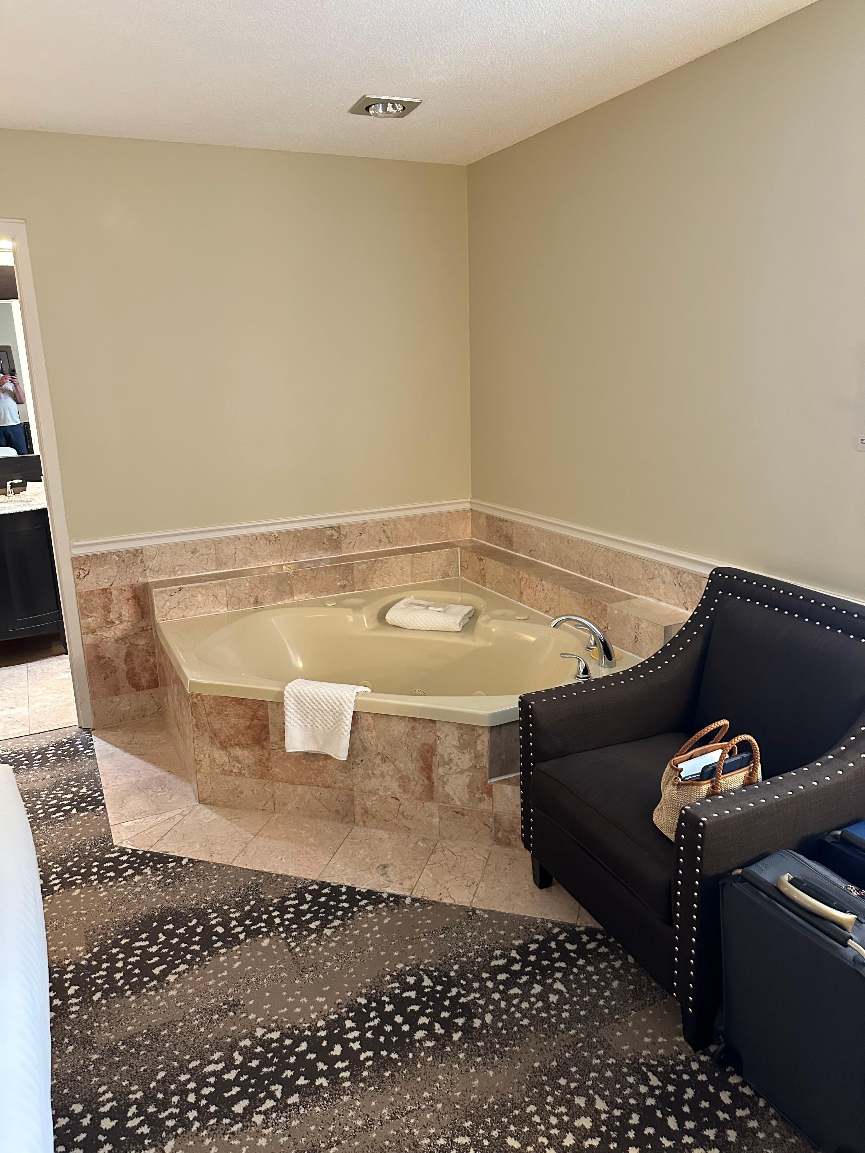 Weird corner bath in the bedroom 