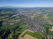 Im Vordergrund Baindt, dann Weingarten, Ravensburg und dahinter der Bodensee und die Alpen.