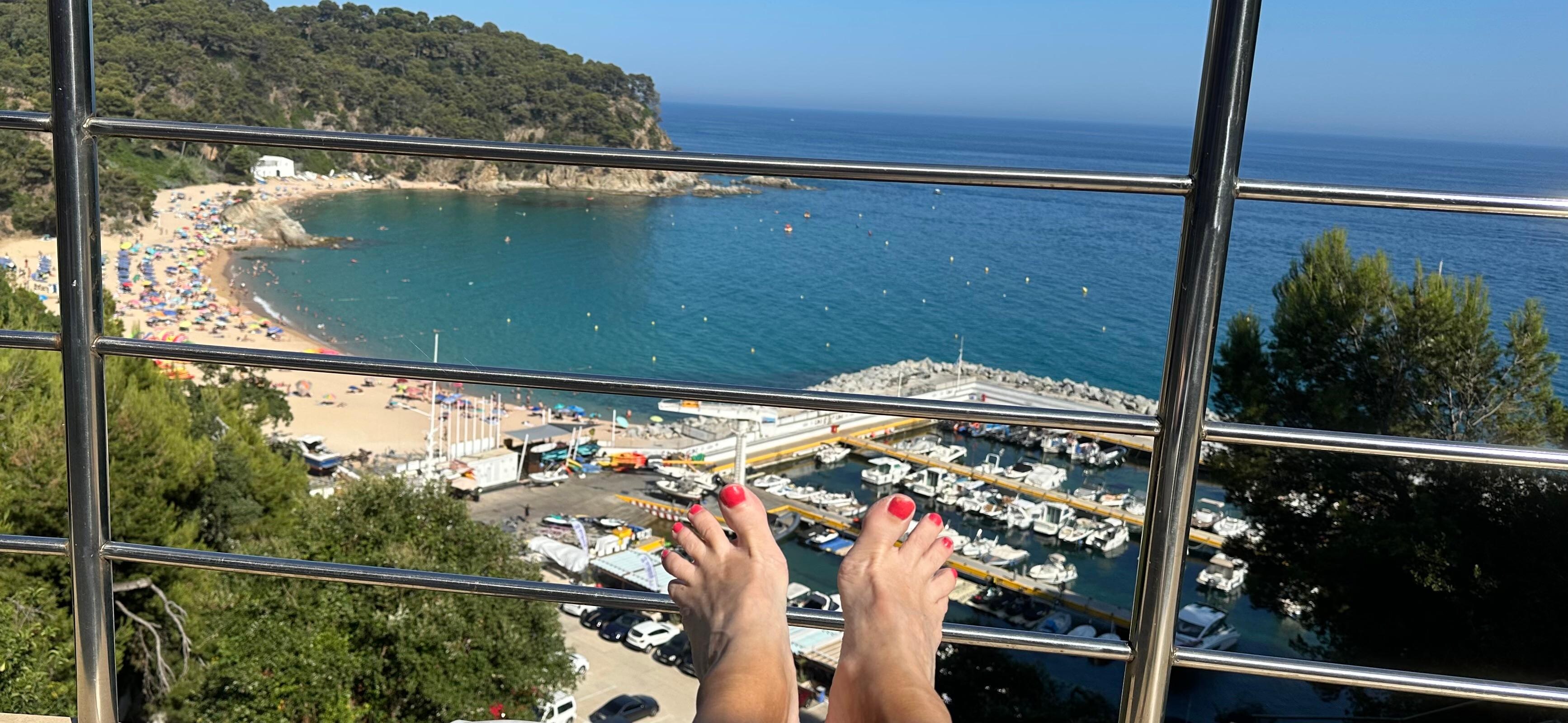 Les doigts de pied en éventail sur la terrasse.