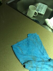 부엌 싱크대 닦은 먽가 묻은 걸레.