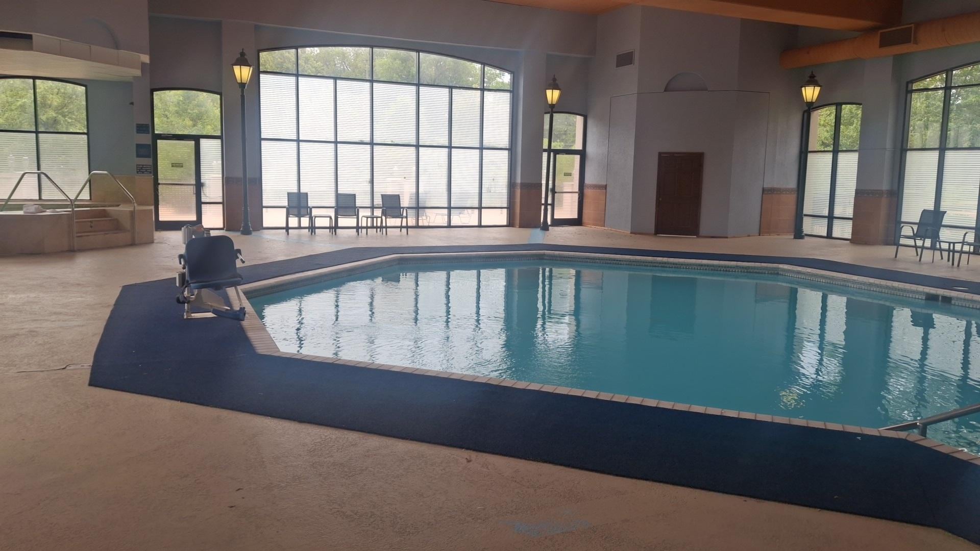 Pool & hot tub. Pool looked clean, didn't use. Hot tub had so much chlorine, we had to get out after 30 minutes cause our eyes were burning 