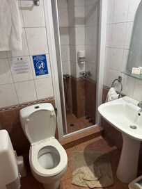 Nagyon kicsi zuhanyzó fülke