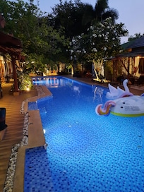 Der Pool ist echt so groß und das bei nur 7 Zimmer