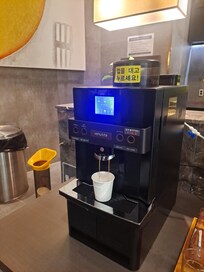 로비의 무료 커피 머신
