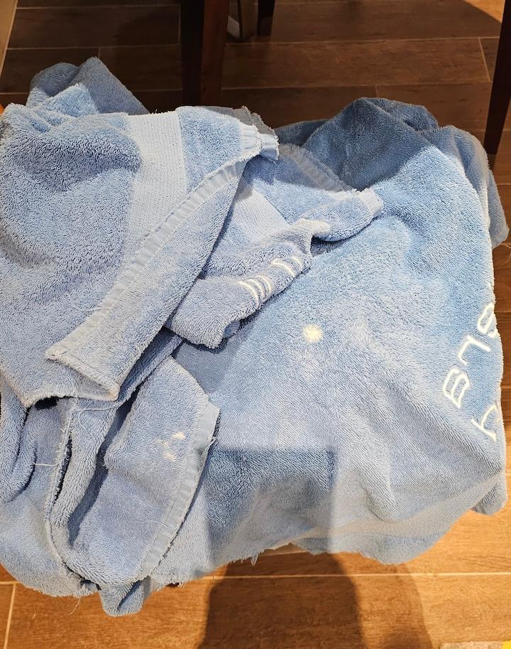 Towels replaced. They are very old, have many bleached marks. Just look like a rag.