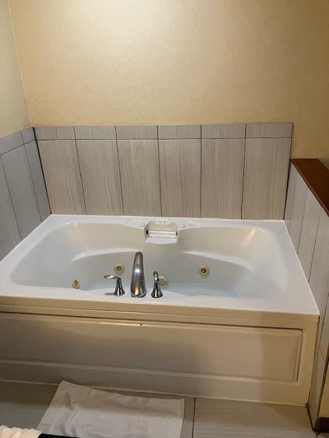 This is the Jetted tub, It is very nice and fills fast!