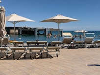 Swim up bar