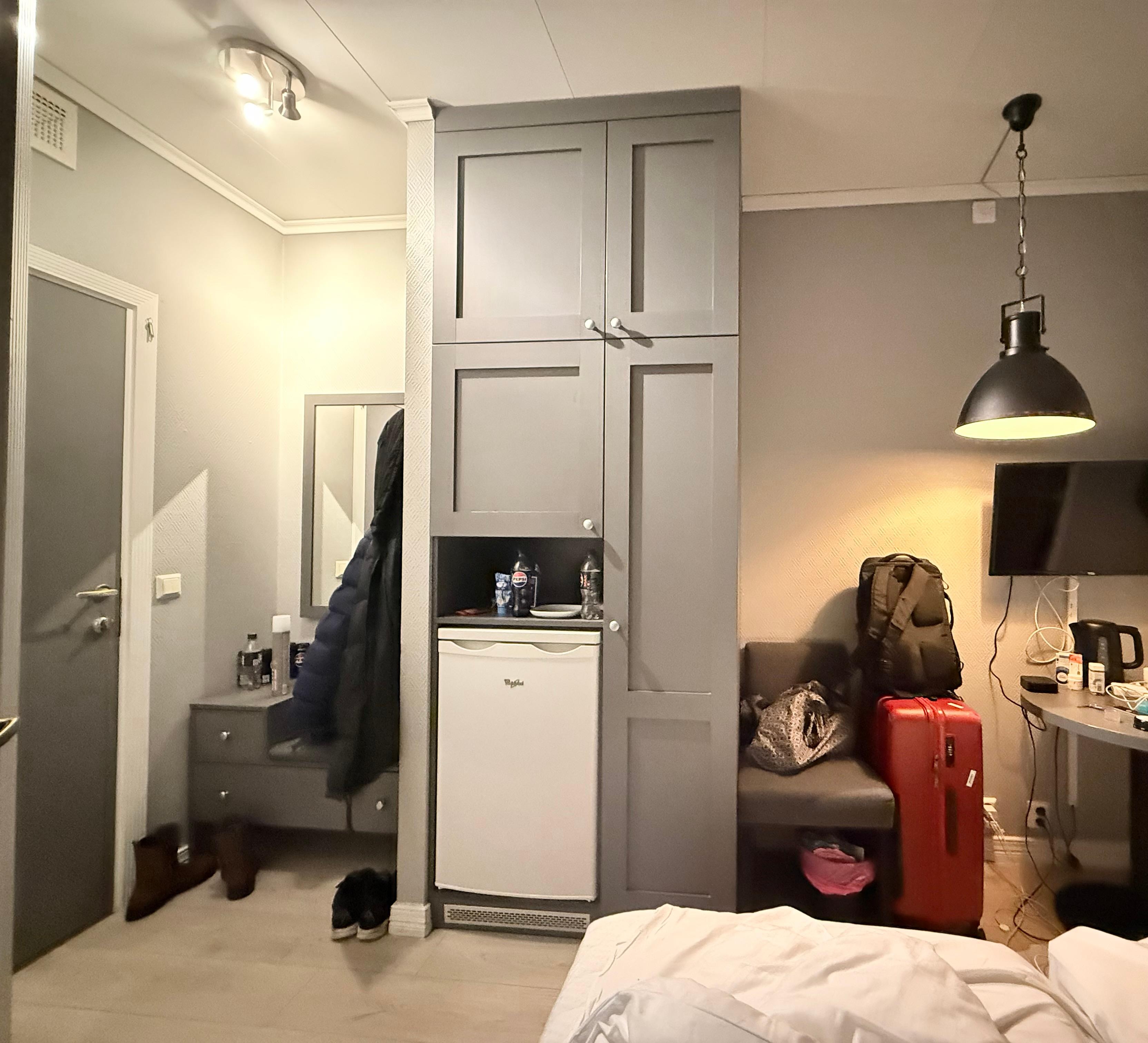 Fikk så vidt stuet bort kofferten. 