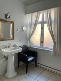 Seule fenêtre de la chambre donne sur une terrasse