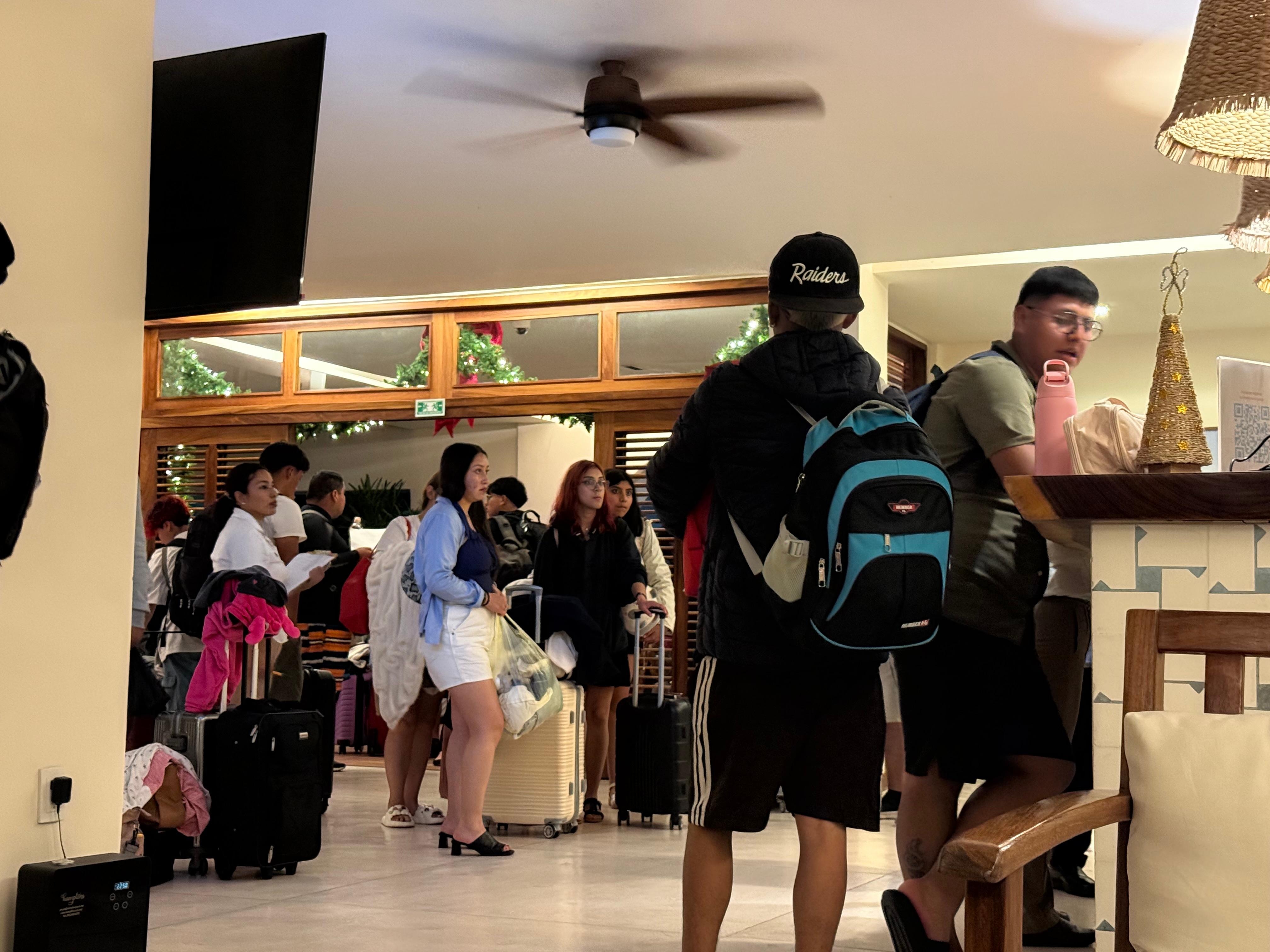 Check in en in lobby completamente saturado y sin personal suficiente