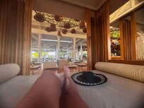 Lits baldaquins dans le Main Lobby pour siroter un cocktail avant le souper