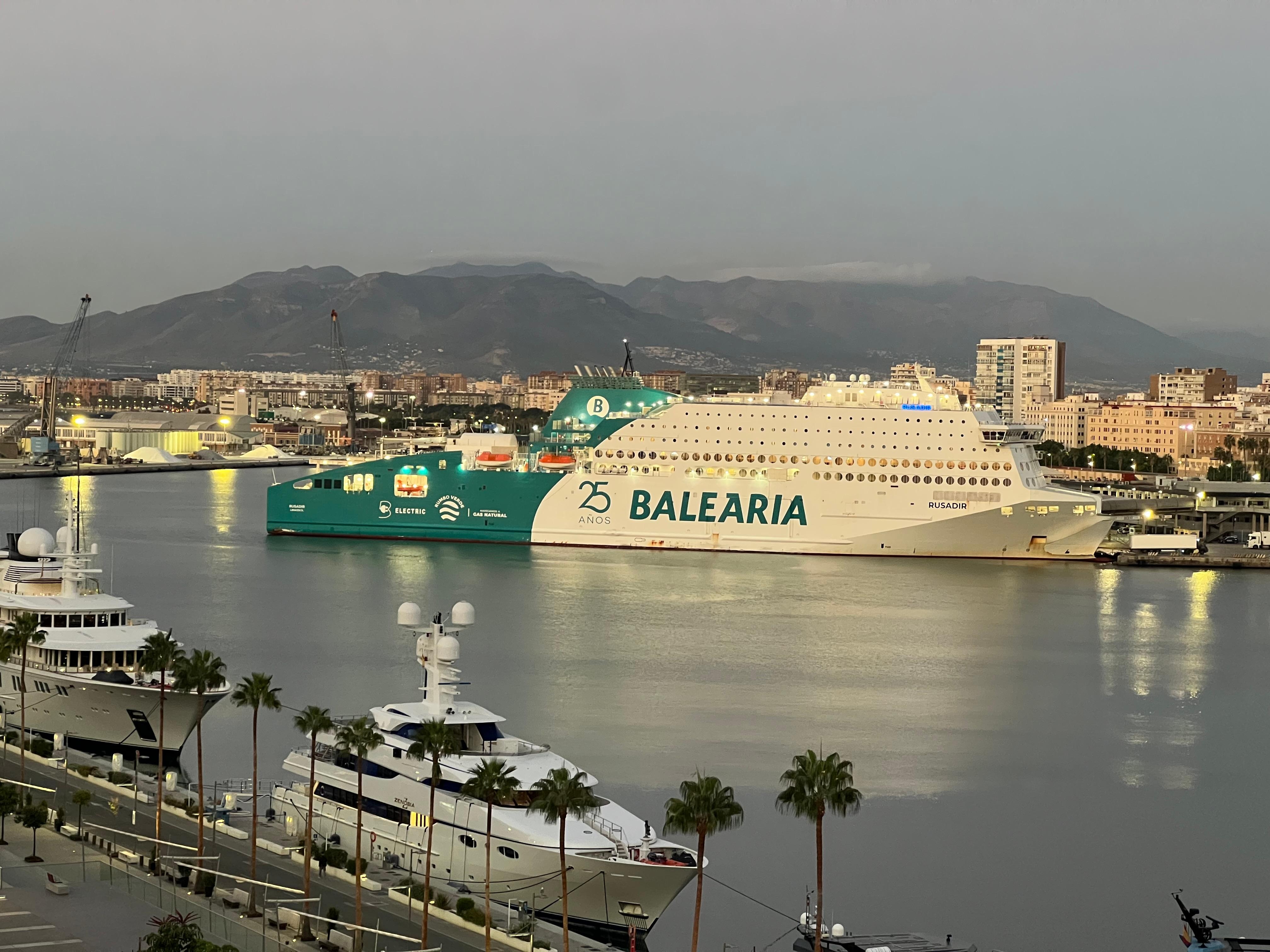 am Morgen mit  Sicht auf den Hafen.