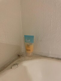 Hair and conditioner from previous guest