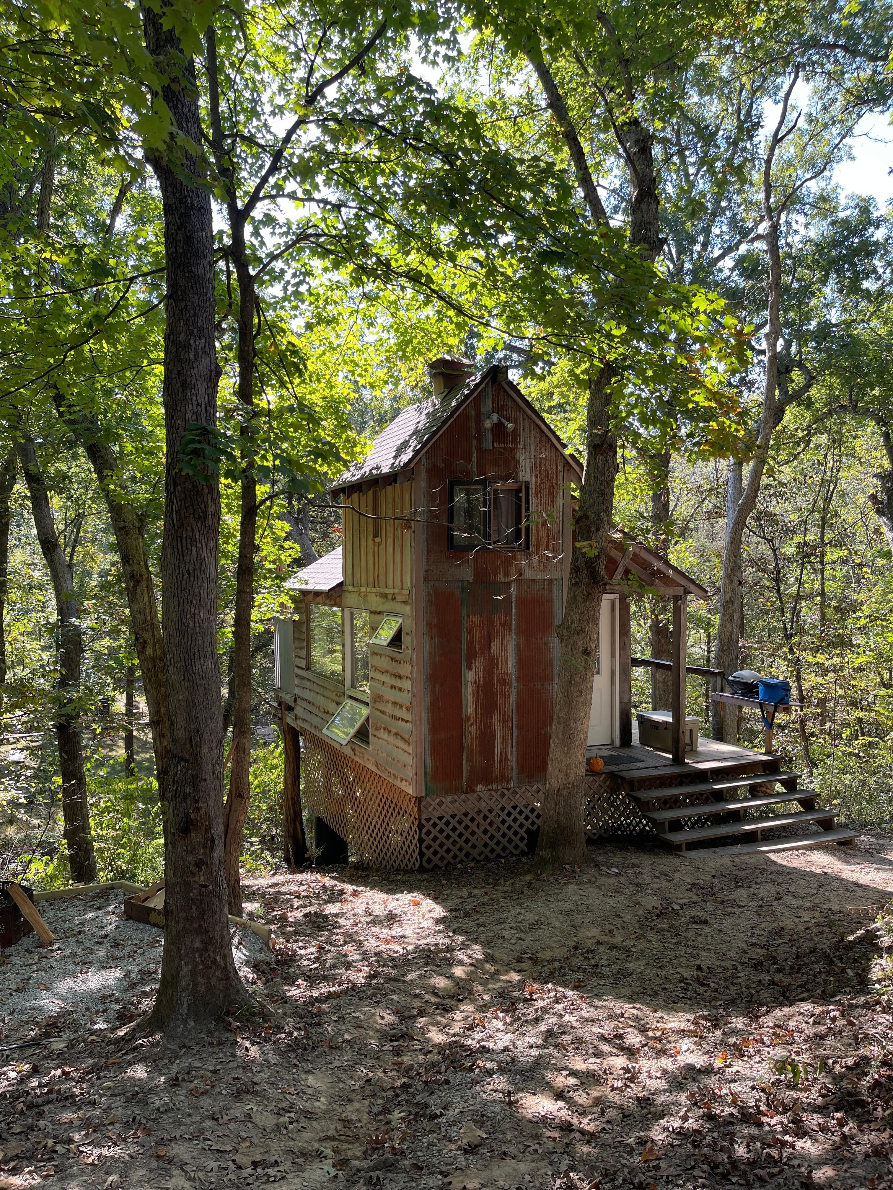 Whitetail treehouse during the day.
