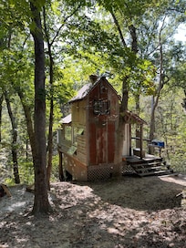 Whitetail treehouse during the day.