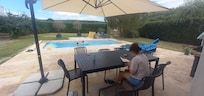 Vue de la terrasse. Le top pour surveiller les enfants dans la piscine tout en prenant son café !