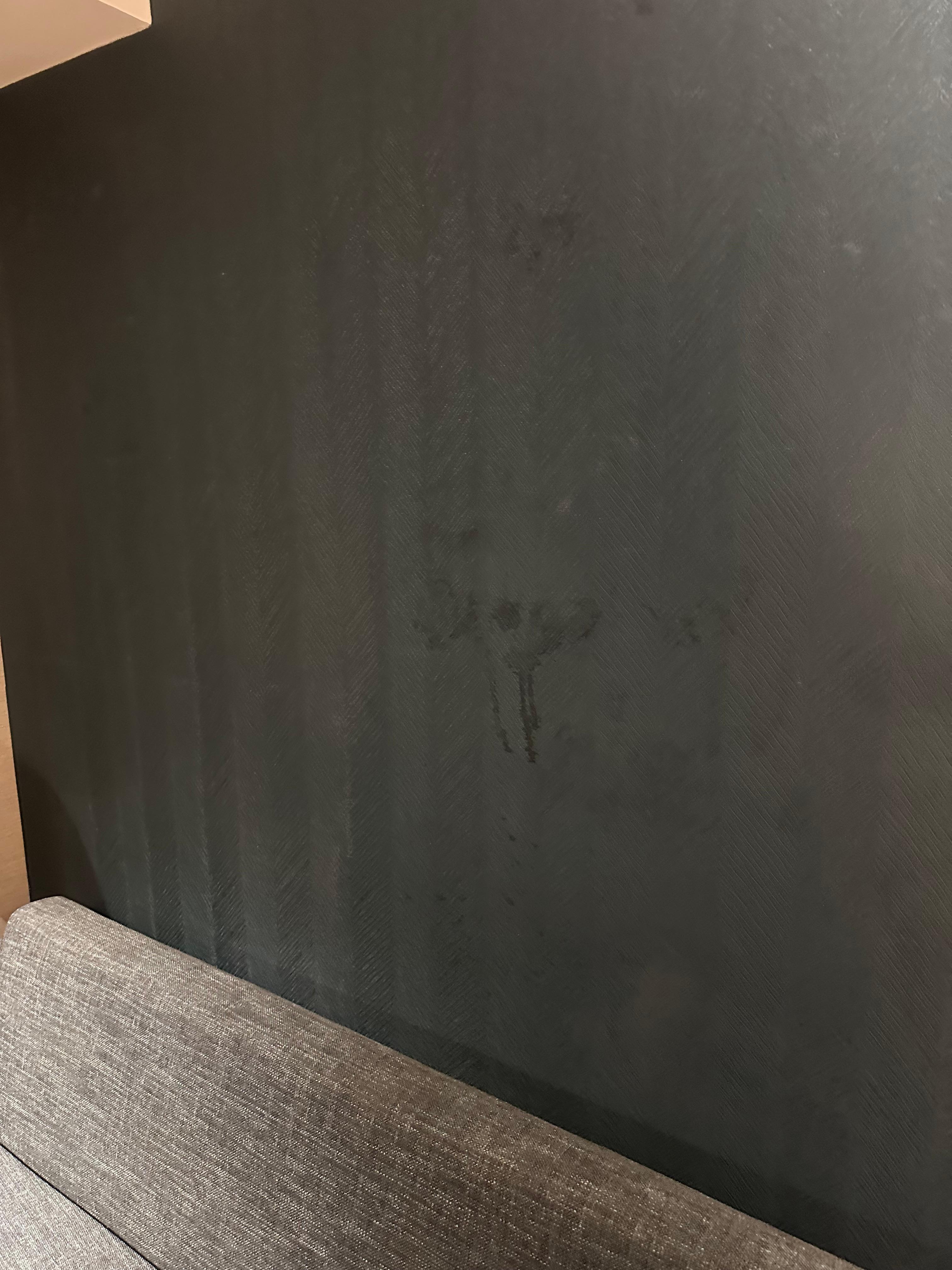 había manchas en las paredes, lo que da una mala impresión de mantenimiento.