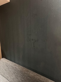 había manchas en las paredes, lo que da una mala impresión de mantenimiento.