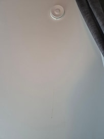 Flüssigkeit an Wand Zimmer 1