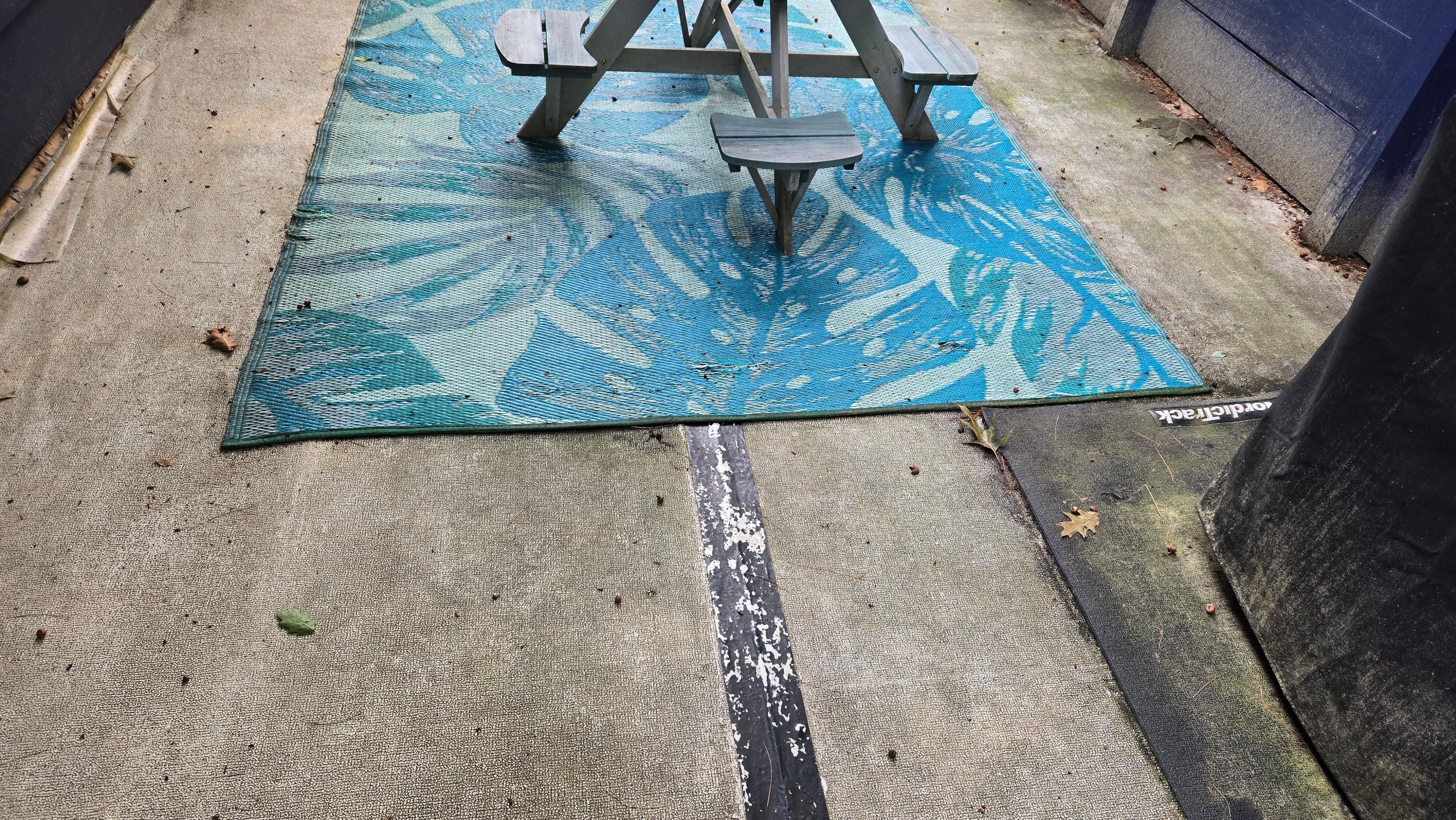 Des tapis recouvrent le sol qui est mou sous les pieds