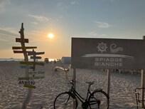 Mit Strandbar, Dusche, Toiletten