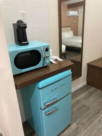 Piccolo frigorifero e forno a microonde