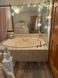 Beautiful bedroom and ambiance. Felt like a dream