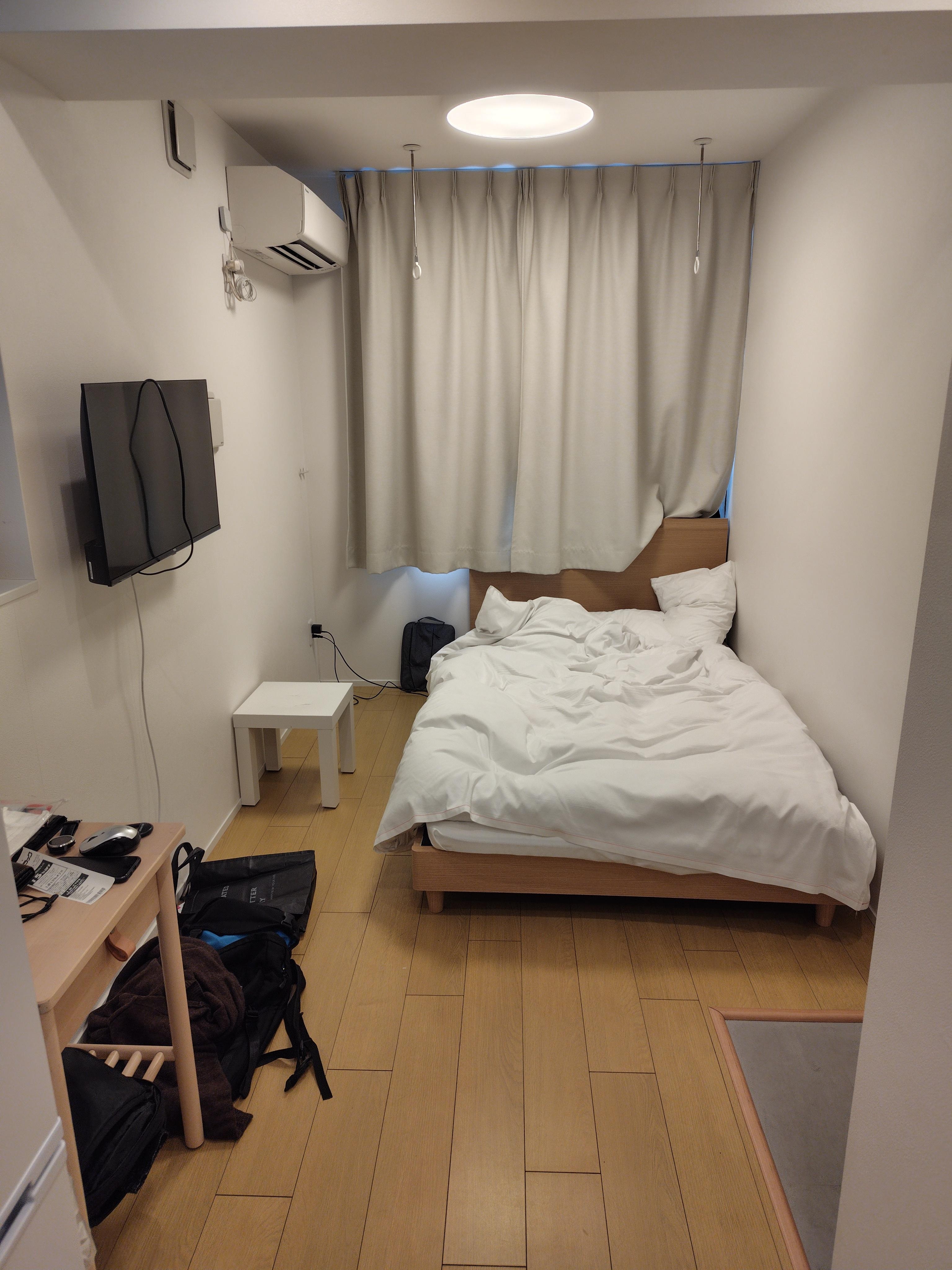 ベッドは一人用としては広め