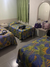 La habitación para 3 personas que no cabia nadie.