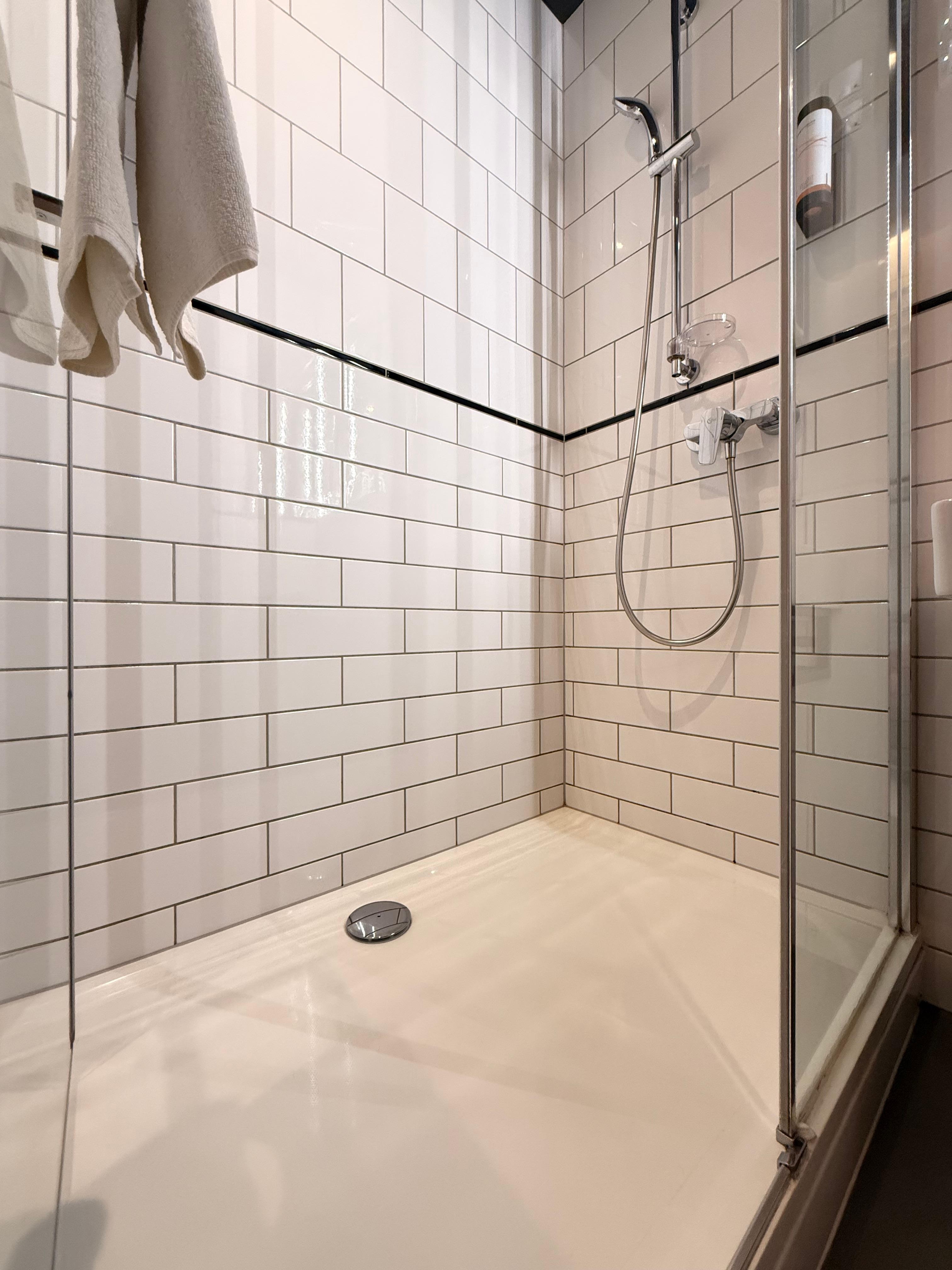 El baño con una agradable ducha. 