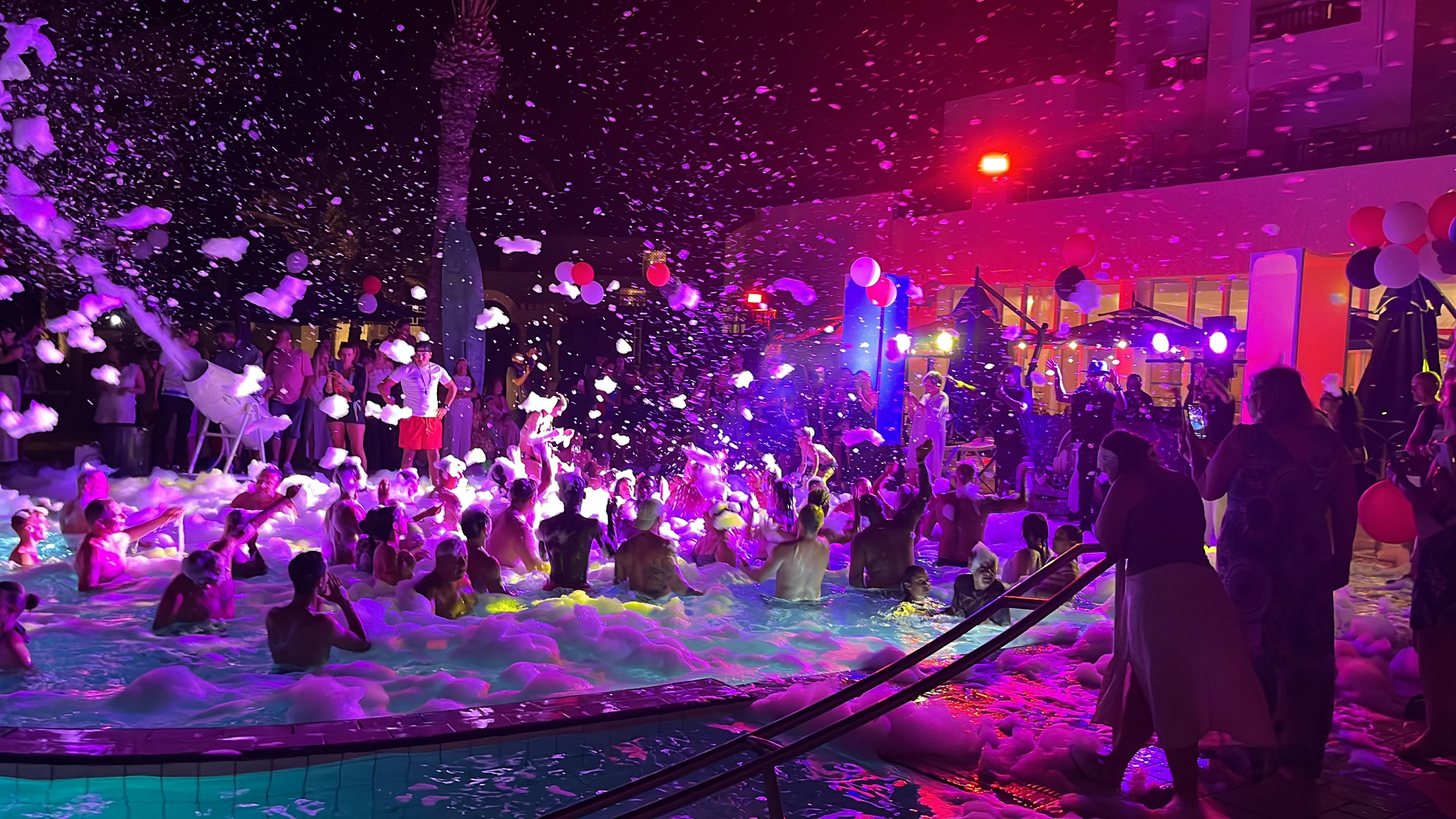 Soirée mousse dans la piscine principale