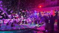Soirée mousse dans la piscine principale