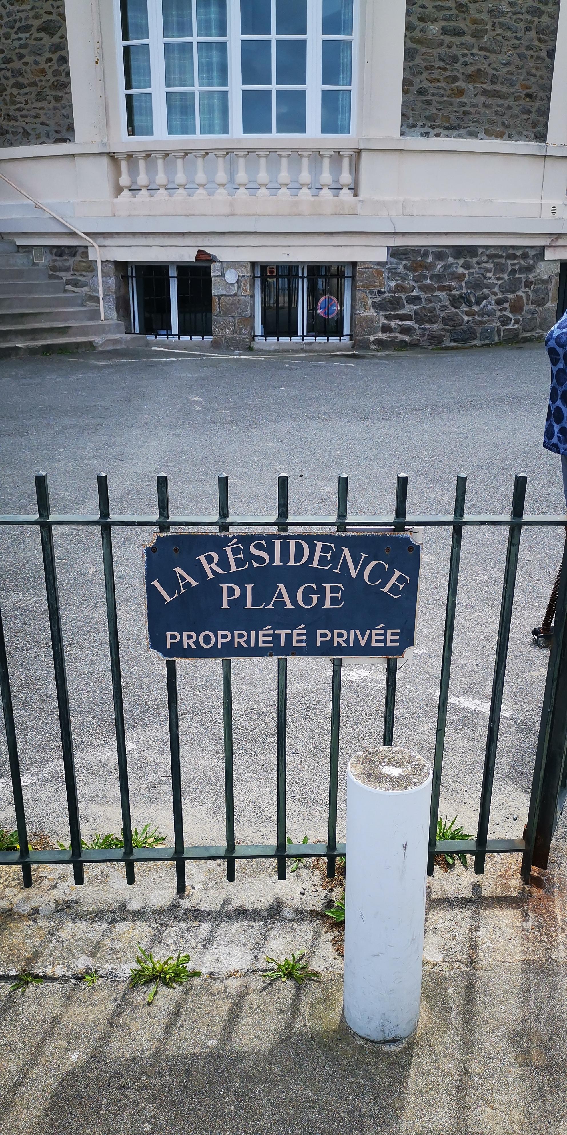 Eingang vom Strand zum Objekt. 