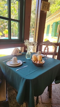 Ideal para aquele momento a dois ou para você se encontrar em meio aos seus pensamentos ou um bom livro junto com o silêncio da vegetação em volta ou cantar de cigarras e passaros